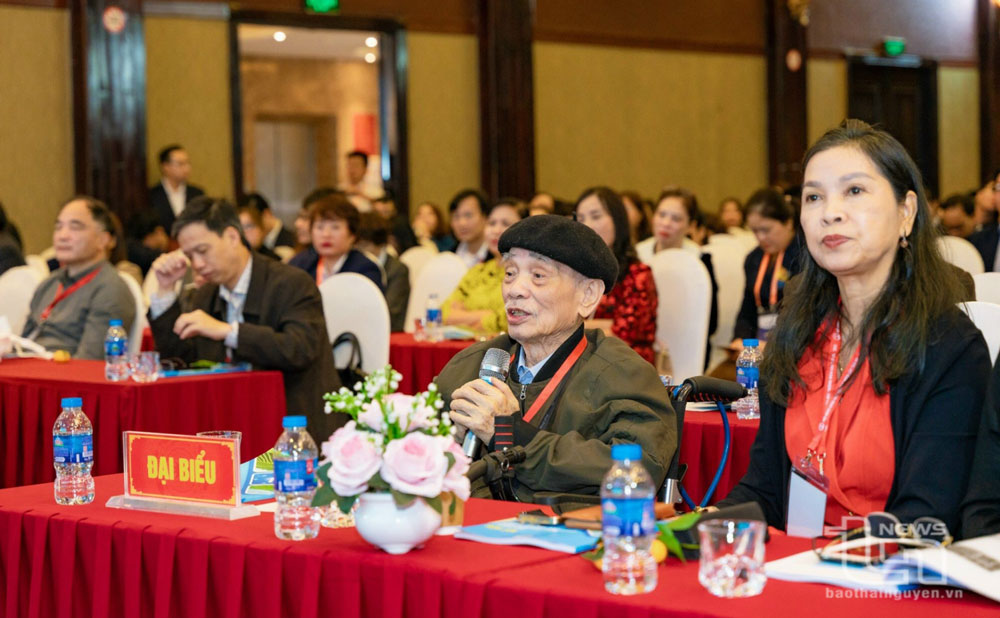 Đại biểu tham gia ý kiến tại Hội nghị khoa học thường niên năm 2023 của Hội Thấp khớp Thái Nguyên.