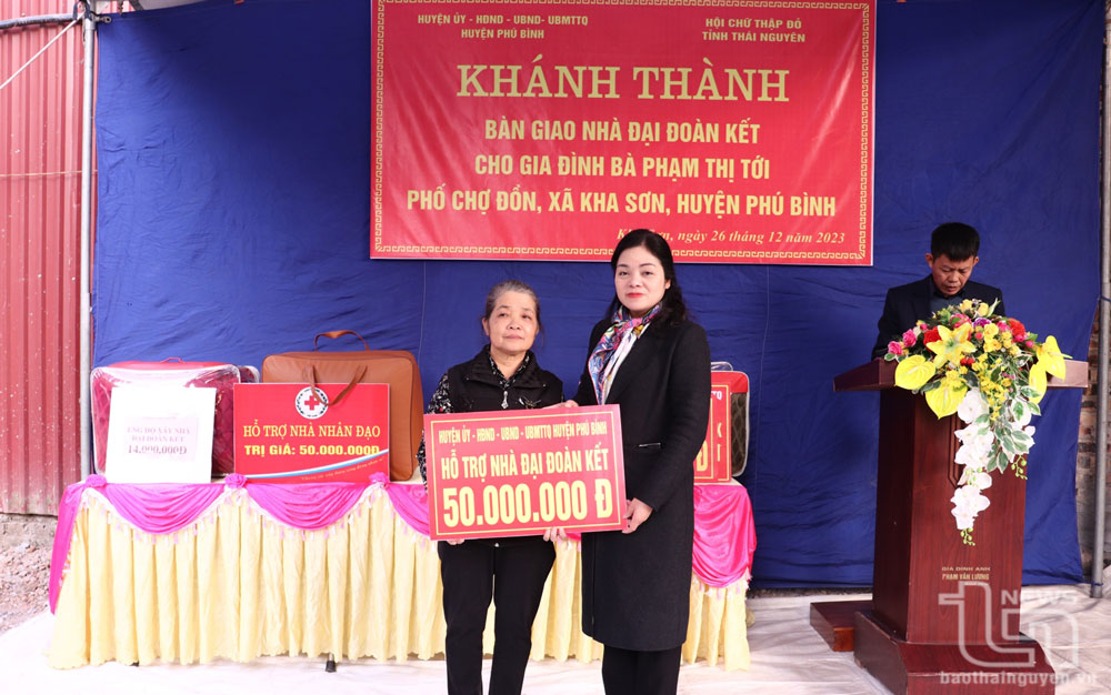 Bà Phạm Thị Tới nhận kinh phí hỗ trợ từ Quỹ Vì người nghèo của huyện Phú Bình.