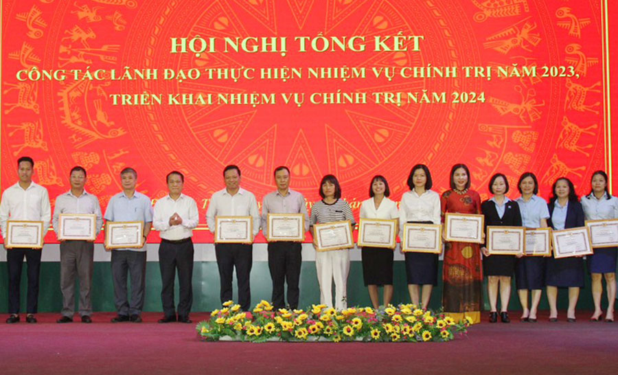 Lãnh đạo Đại học Thái Nguyên tặng Giấy khen cho các đảng viên “Hoàn thành xuất sắc nhiệm vụ” 5 năm, 2019-2023.