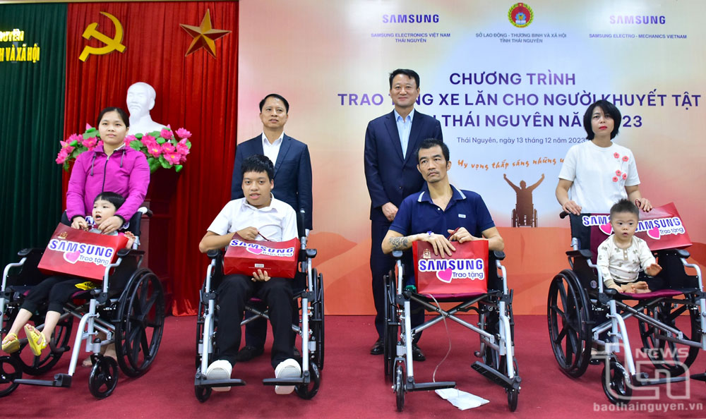 Lãnh đạo SEVT cùng lãnh đạo Sở Lao động - Thương binh và Xã hội trao tặng xe lăn cho người khuyết tật.