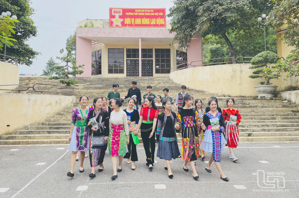 Niềm vui ngày đến trường của học sinh Trường Phổ thông Vùng cao Việt Bắc.