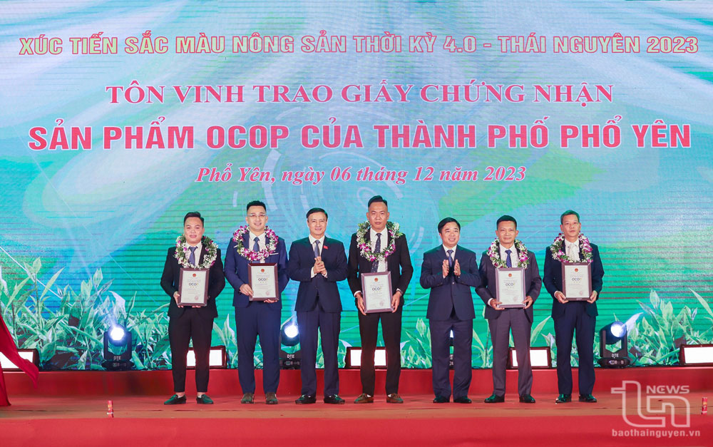 Các đồng chí lãnh đạo tỉnh, lãnh đạo TP. Phổ Yên trao giấy chứng nhận sản phẩm OCOP.