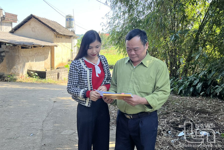 Cán bộ xã Bản Ngoại trao đổi một số nội dung của Luật Hòa giải ở cơ sở với đại diện Tổ hòa giải xóm Rừng Lâm.