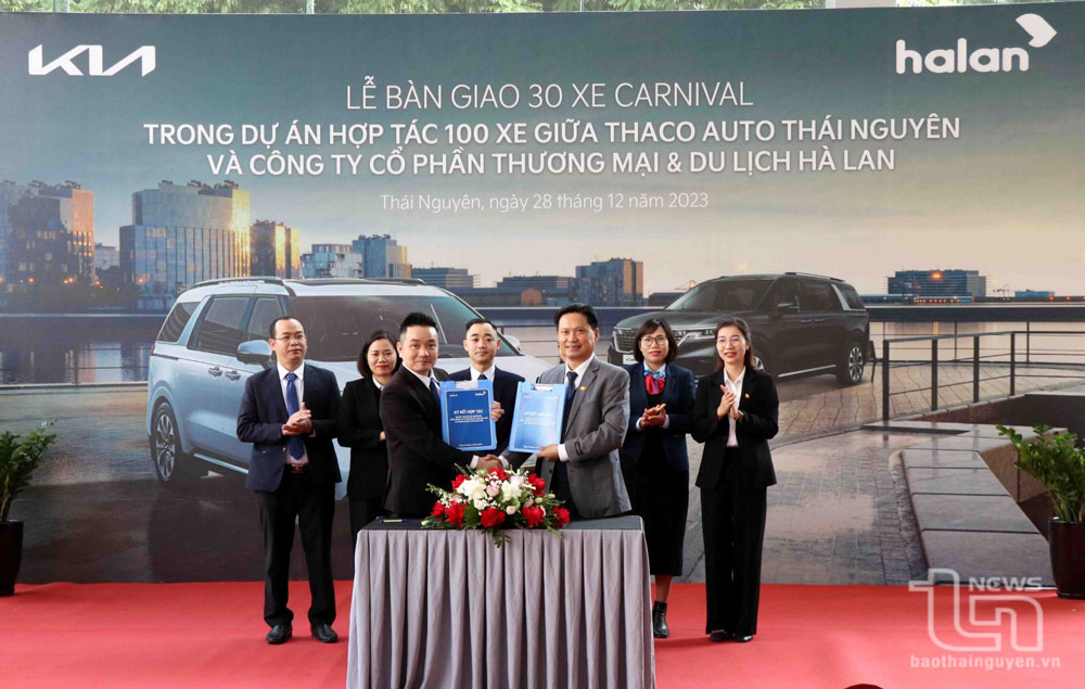 Lãnh đạo Công ty CP Thương mại và Du lịch Hà Lan và THACO AUTO THÁI NGUYÊN trao biên bản thỏa thuận hợp tác.