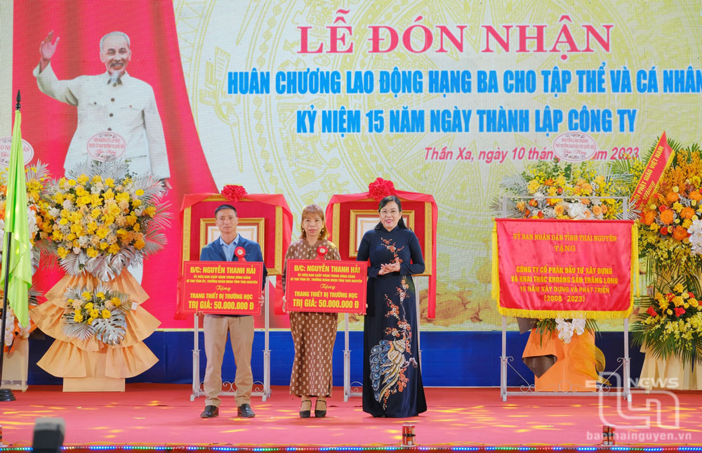 Tại buổi Lễ, đồng chí Bí thư Tỉnh ủy Nguyễn Thanh Hải trao tặng trang thiết bị trường học cho 2 trường Phổ thông Dân tộc bán trú THCS xã Vũ Chấn và Trường Tiểu học Phương Giao (Võ Nhai).