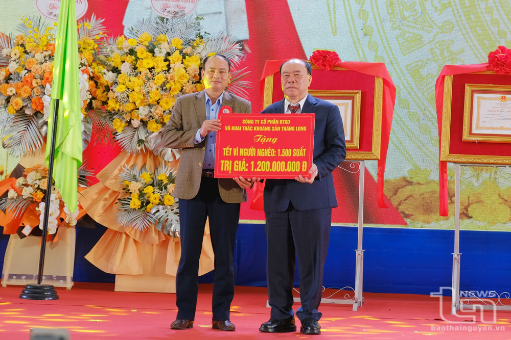 Công ty CP Đầu tư xây dựng và Khai thác khoáng sản Thăng Long tặng 1.500 suất quà cho các hộ nghèo trên địa bàn huyện Võ Nhai.