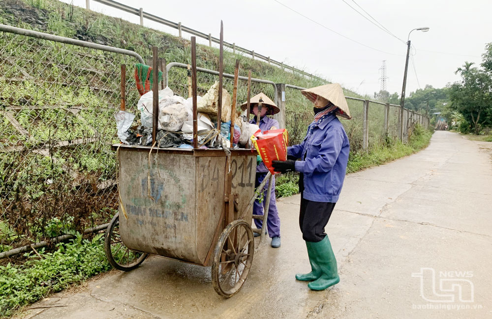 Thành viên Tổ phụ nữ tự quản thu gom rác thải Sơn Tiến thường xuyên thu gom rác và vận động người dân bảo vệ môi trường.