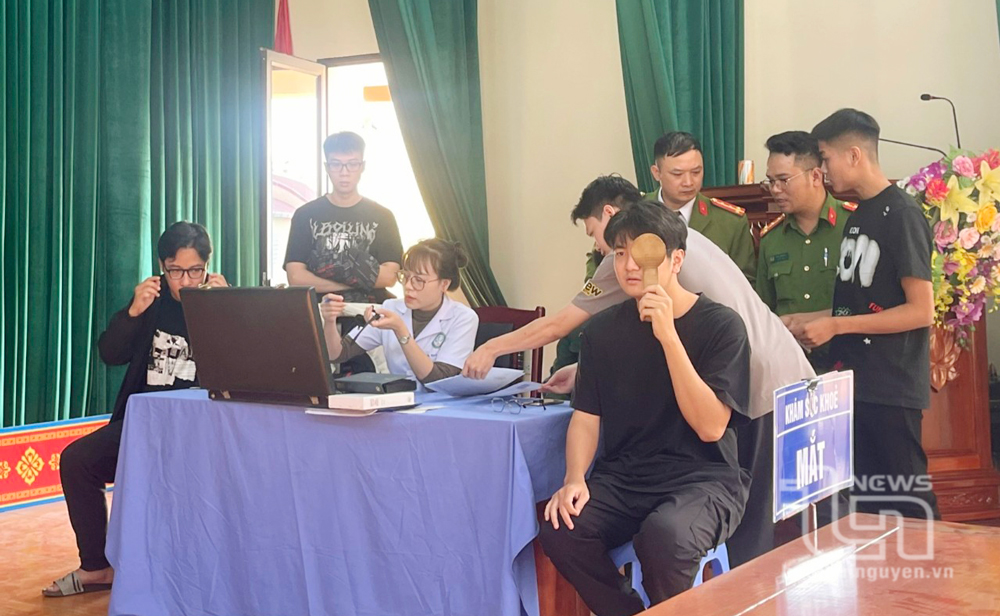 Công dân tham gia khám tuyển nghĩa vụ quân sự tại Ban Chỉ huy Quân sự TP. Thái Nguyên.
