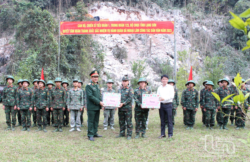 Thiếu tướng La Công Phương và lãnh đạo huyện Bắc Sơn (Lạng Sơn) tặng quà, động viên cán bộ, chiến sĩ làm nhiệm vụ.