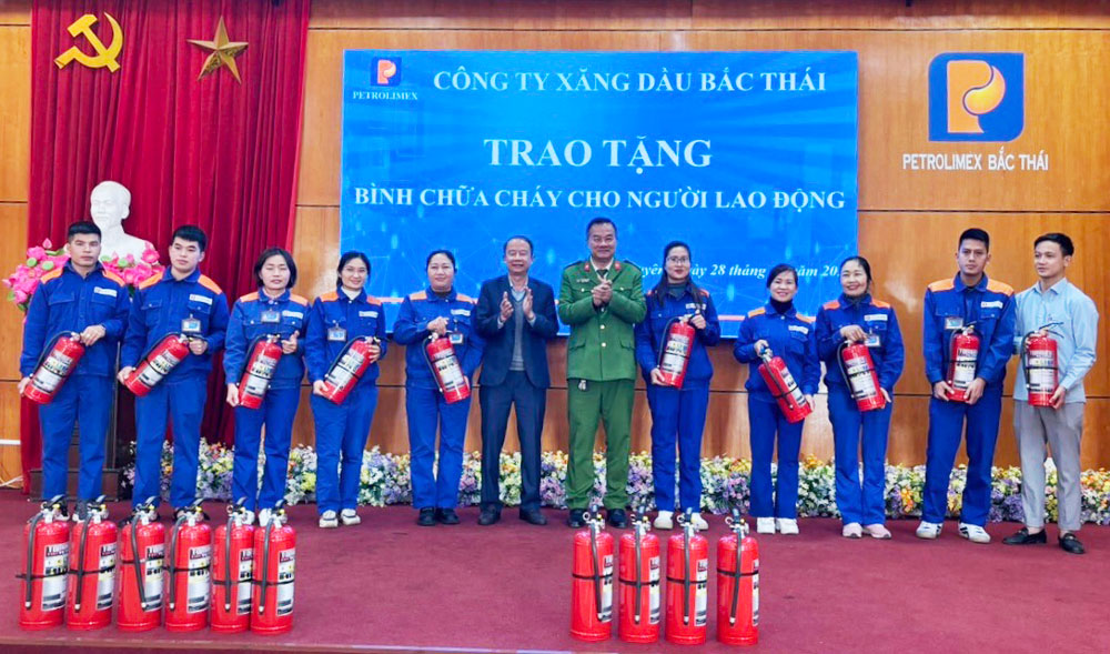 


Lãnh đạo Công ty Xăng dầu Bắc Thái tặng bình chữa cháy cho cán bộ, công nhân viên, người lao động trong đơn vị.