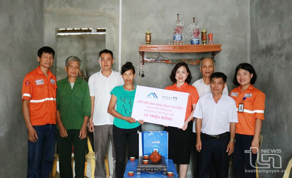 Nui Phao Mining provided VND 20 million to help the family of Mrs. Vuong Thi Duyen in Khuu 1 hamlet, Phuc Linh commune rebuild the house.