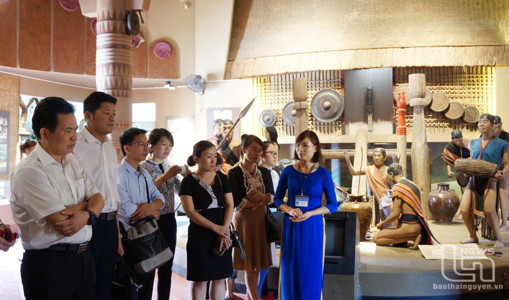 Du khách tham quan Bảo tàng Văn hóa các dân tộc Việt Nam.