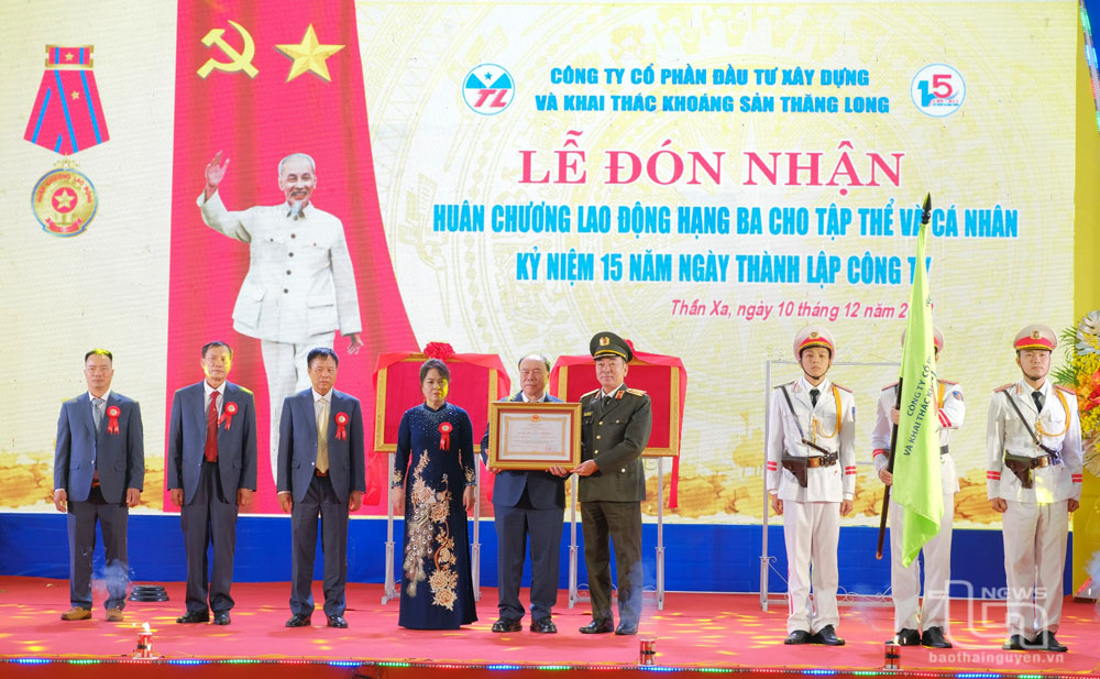 Thượng tướng Trần Quốc Tỏ, Ủy viên Trung ương Đảng, Phó Bí thư Đảng ủy Công an Trung ương, Thứ trưởng Bộ Công an, trao Huân chương Lao động hạng Ba cho tập thể Công ty.