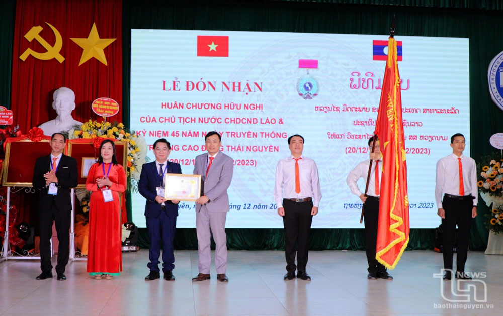Đại sứ Lattanaphay vanh Dai (thứ 3 từ bên phải), Bí thư thứ nhất Đại sứ quán nước CHDCND Lào tại Việt Nam, trao Huân chương Hữu nghị của nước CHDCND Lào cho Nhà trường.