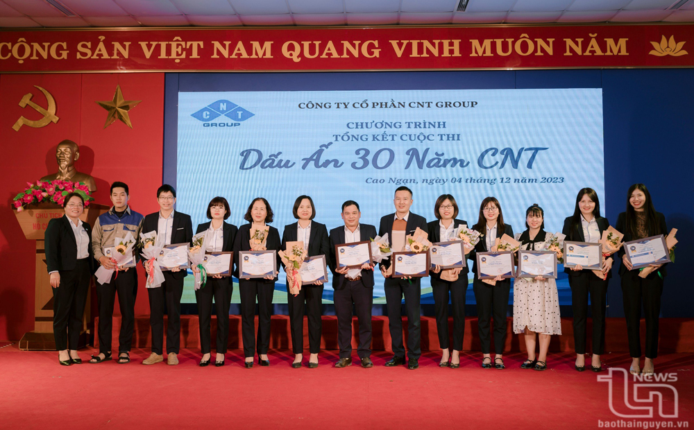 Bà Trần Thị Kim Cúc, Phó Bí thư Đảng uỷ, Chủ tịch Hội đồng quản trị Công ty CP CNT GROUP vinh danh các cá nhân xuất sắc đóng góp quan trọng cho sự nghiệp xây dựng và phát triển của Công ty.