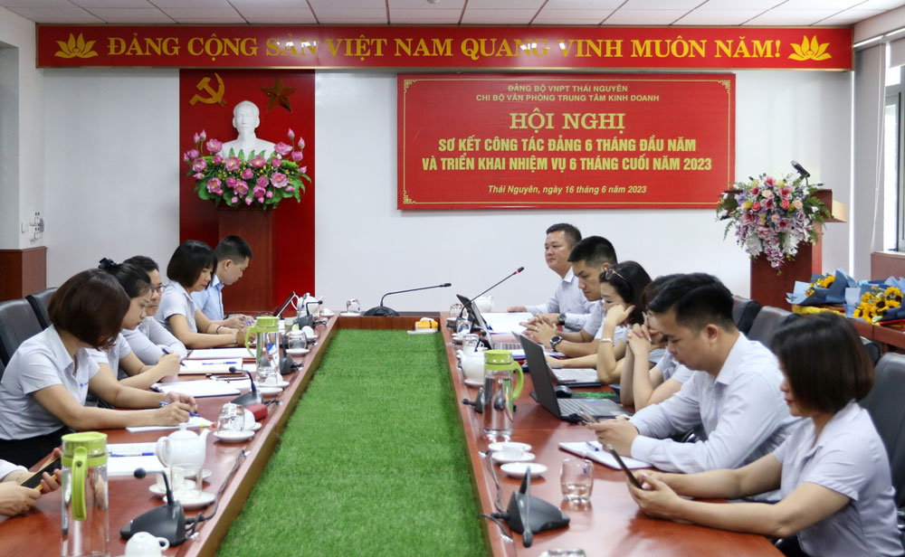 Một cuộc họp của Chi bộ Văn phòng Trung tâm Kinh doanh VNPT Thái Nguyên.