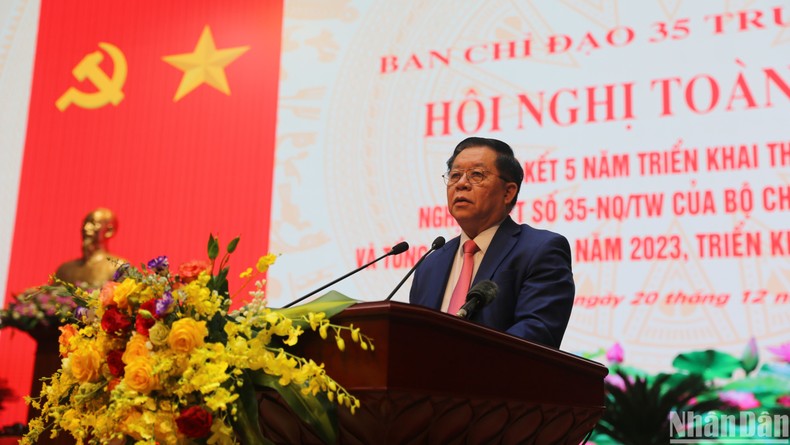 Đồng chí Nguyễn Trọng Nghĩa, Bí thư Trung ương Đảng, Trưởng Ban Tuyên giáo Trung ương, Phó Trưởng Ban Chỉ đạo 35 Trung ương phát biểu tại Hội nghị.