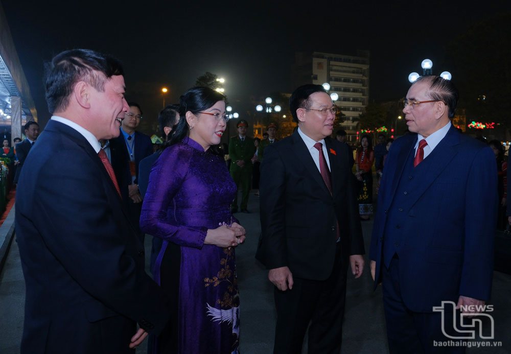 Chủ tịch Quốc hội Vương Đình Huệ và nguyên Tổng Bí thư Nông Đức Mạnh tham dự buổi Lễ.