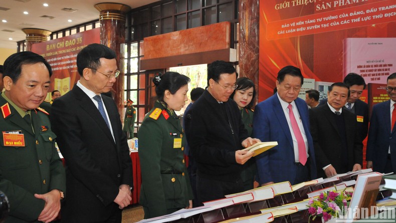 Chủ tịch nước Võ Văn Thưởng tham quan triển lãm trưng bày sản phẩm nghiên cứu khoa học, sách tham khảo phục vụ công tác bảo vệ nền tảng tư tưởng của Đảng.