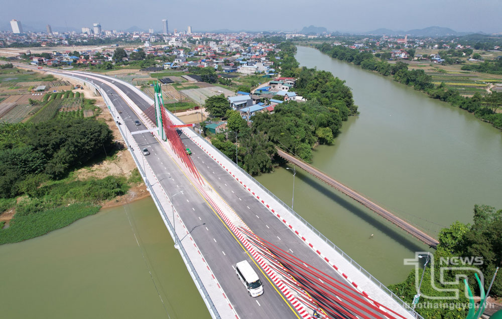 Cầu Huống Thượng bắc qua sông Cầu, nối từ phường Túc Duyên sang xã Huống Thượng (TP. Thái Nguyên), mới được hoàn thành.