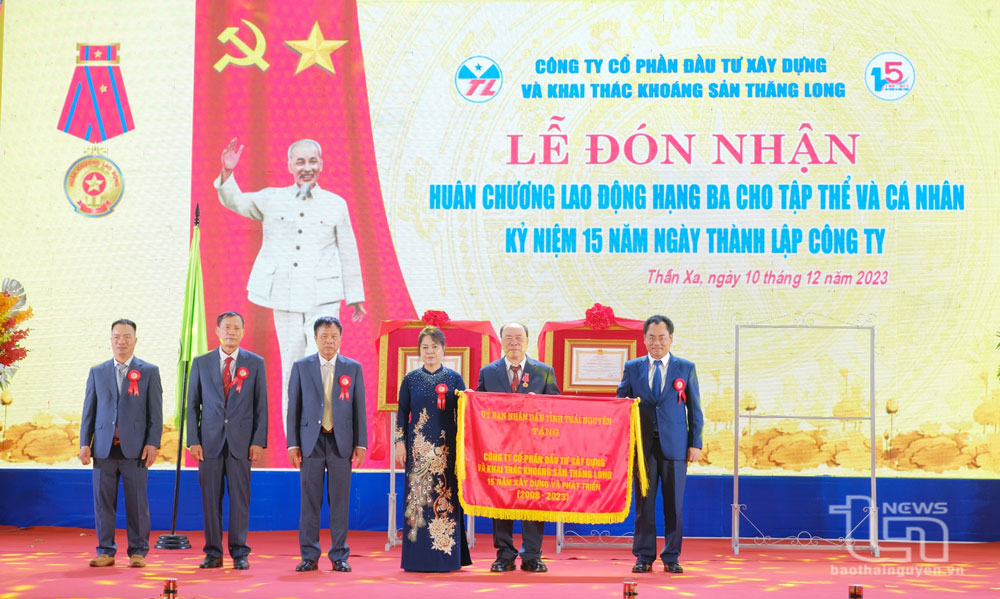 Đồng chí Chủ tịch UBND tỉnh Trịnh Việt Hùng tặng Cờ lưu niệm của UBND tỉnh cho Công ty.