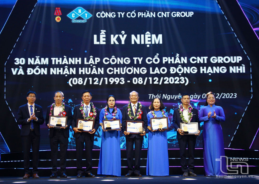 Lãnh đạo Công ty CP CNT GROUP trao Kỷ niệm chương, quà tri ân những cán bộ, nhân viên đã có nhiều cống hiến cho doanh nghiệp.