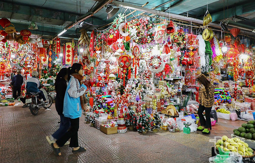 Khu vực bán đồ trang trí tại chợ Thái thu hút nhiều người mua sắm.