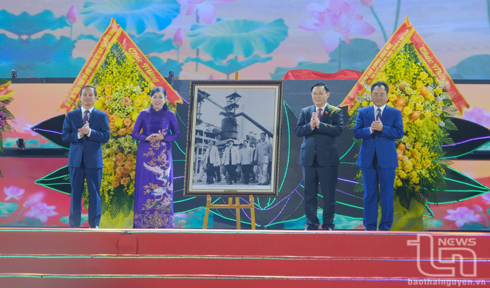 Chủ tịch Quốc hội Vương Đình Huệ tặng Đảng bộ, chính quyền, nhân dân các dân tộc tỉnh Thái Nguyên bức ảnh tư liệu Bác Hồ thăm Lò cao, khu Gang thép Thái Nguyên, ngày 01/01/1964.