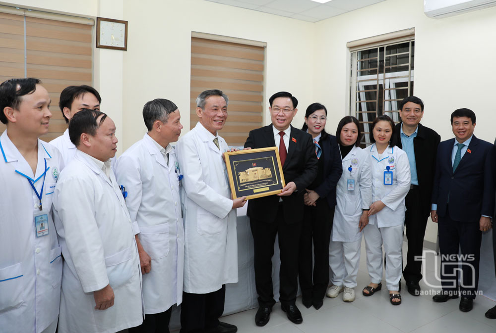 Chủ tịch Quốc hội Vương Đình Huệ tặng quà lưu niệm cho tập thể Bệnh viện đa khoa huyện Định Hóa.