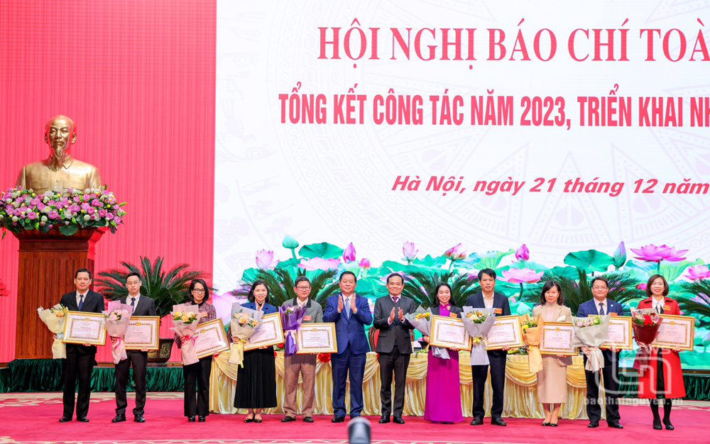Đồng chí Nguyễn Trọng Nghĩa, Bí thư Trung ương Đảng, Trưởng Ban Tuyên giáo Trung ương và Phó Thủ tướng Chính phủ Trần Lưu Quang trao Bằng khen của Ban Tuyên giáo Trung ương tặng các tập thể có thành tích xuất sắc trong công tác báo chí năm 2023.