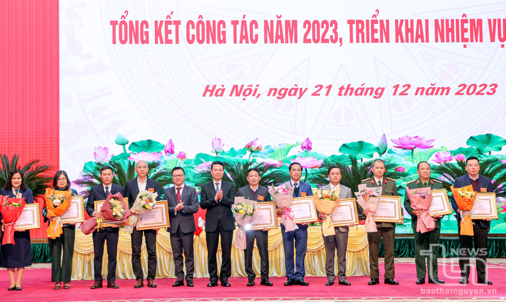 Bộ trưởng Bộ Thông tin và Truyền thông Nguyễn Mạnh Hùng và Tổng Biên tập Báo Nhân Dân Lê Quốc Minh trao Bằng khen của Ban Tuyên giáo Trung ương tặng các tập thể có thành tích xuất sắc trong công tác báo chí năm 2023.