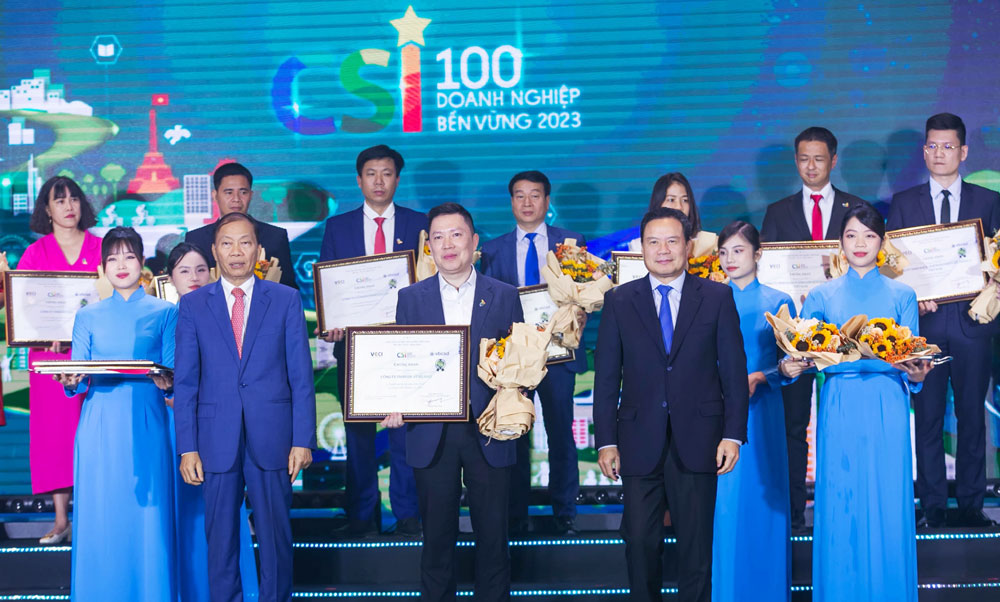 Đại diện MHT nhận giải thưởng tại Lễ công bố các Doanh nghiệp bền vững Việt Nam năm 2023.