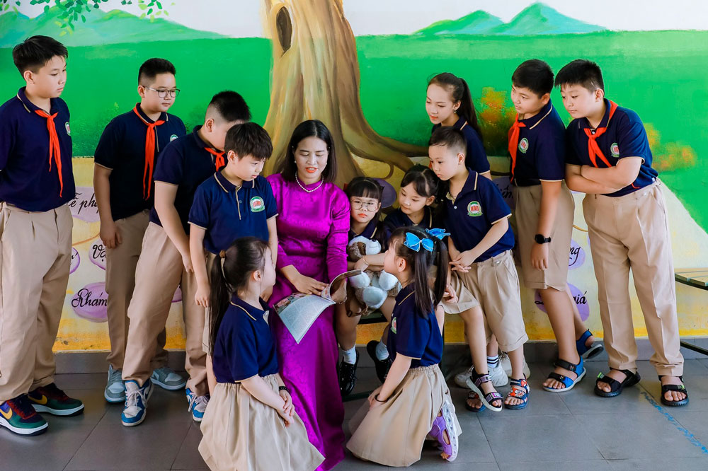 Cô giáo Bùi Thị Thanh Hoàn (sinh năm 1975), Hiệu trưởng Trường TH&THCS 915 Gia Sàng (TP. Thái Nguyên) cùng các em học sinh của Nhà trường tại buổi sinh hoạt ngoại khóa.