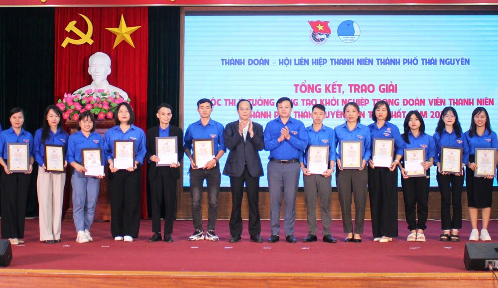 Lãnh đạo UBND TP. Thái Nguyên trao giải cuộc thi Ý tưởng sáng tạo, khởi nghiệp trong đoàn viên, thanh niên năm 2023 tại .
