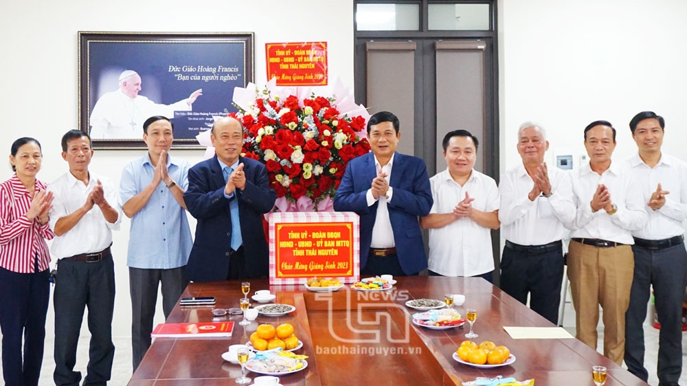 
Đồng chí Trưởng Ban Dân vận Tỉnh ủy Phạm Thái Hanh trao quà và chúc mừng Ủy ban Đoàn kết Công giáo tỉnh.