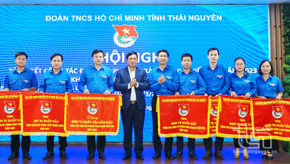Đồng chí Trưởng Ban Dân vận Tỉnh ủy Phạm Thái Hanh và lãnh đạo Tỉnh đoàn trao Cờ thi đua cho các đơn vị có thành tích xuất sắc trong công tác Đoàn và phong trào thanh thiếu nhi năm 2023.