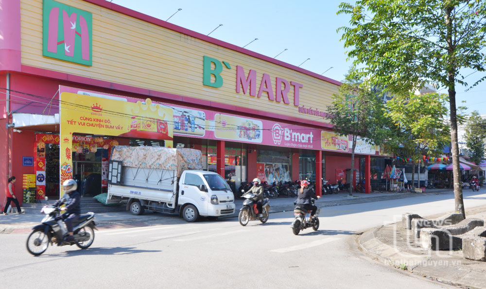Siêu thị BMart ở trung tâm thị trấn Hùng Sơn thu hút hàng chục nghìn lượt người mua hàng mỗi tháng.
