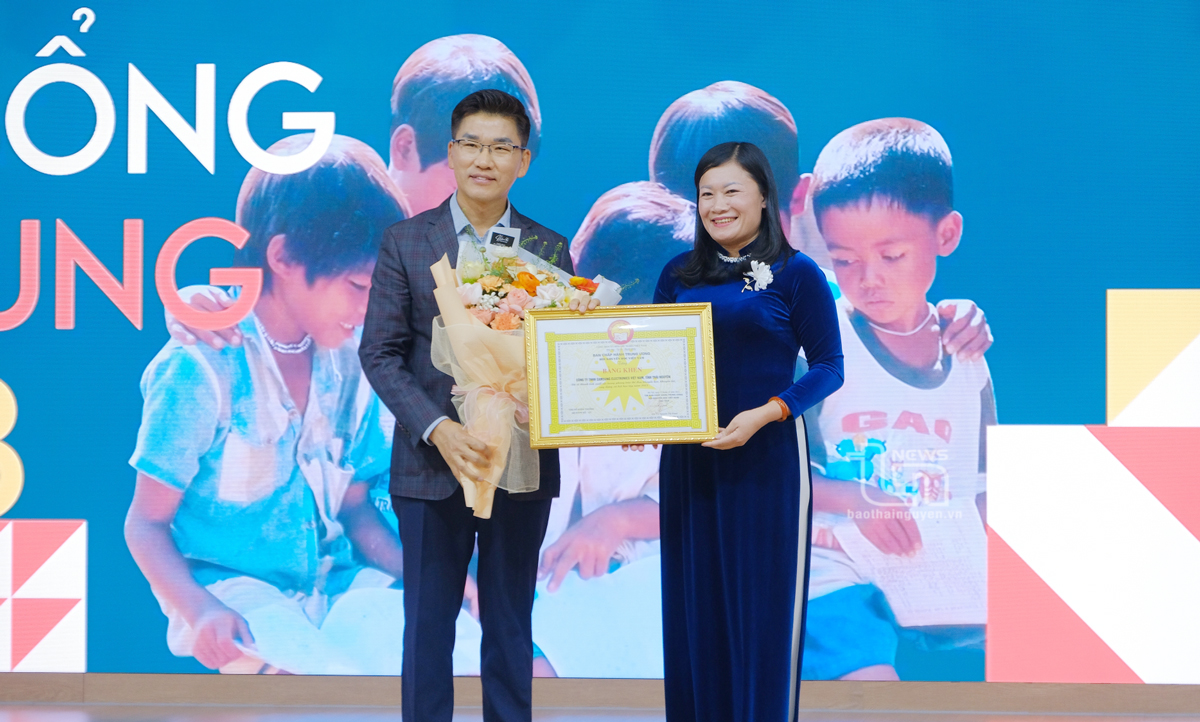 Ms Mai Thi Thuy Nga, Vice Chairwoman of the Provincial Peoples Council, presented the Certificate of Commendation from Vietnam Association for Promoting Education to SEVT. 