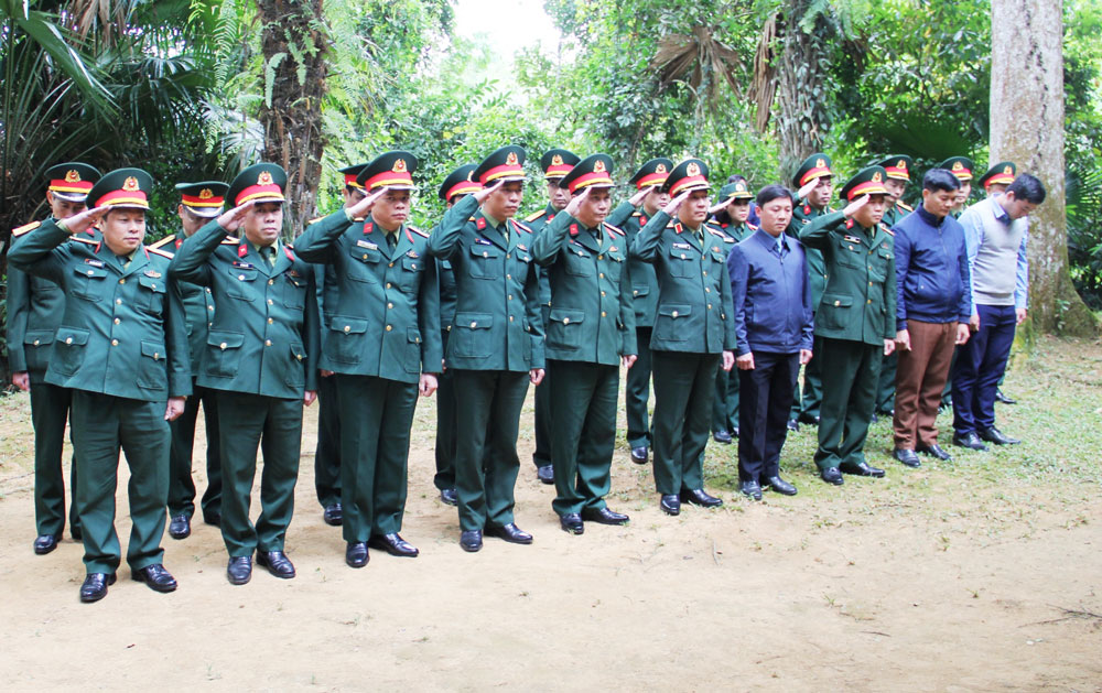 Đoàn công tác dâng hương tưởng niệm Đại tướng Võ Nguyên Giáp tại Di tích Văn phòng Bộ Tổng Tư lệnh ở xóm Bảo Biên, xã Bảo Linh.