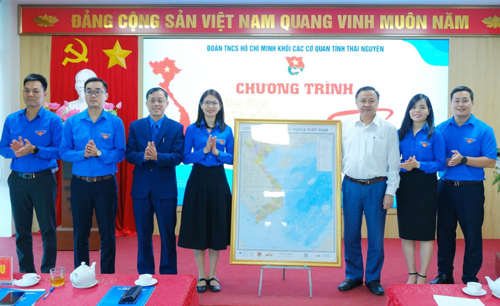 
Các đại biểu trao tặng Bản đồ Việt Nam theo chương trình cuộc vận động “Tự hào một dải non sông” cho Đoàn Khối các cơ quan tỉnh.