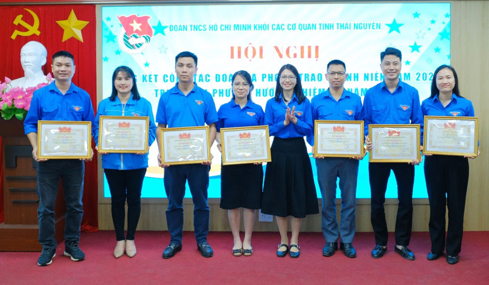 

Đồng chí Phạm Thị Thu Hiền, Phó Bí thư Tỉnh đoàn, trao tặng Bằng khen cho các tập thể, cá nhân xuất sắc trong năm 2023.