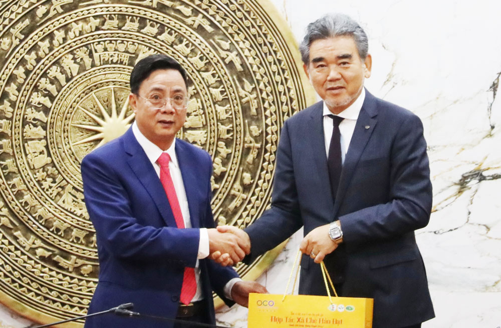 Đồng chí Đặng Xuân Trường, Phó Chủ tịch Thường trực UBND tỉnh Thái Nguyên tặng quà cho ông Ochi Mitsuo, Hiệu trưởng Đại học Hiroshima.