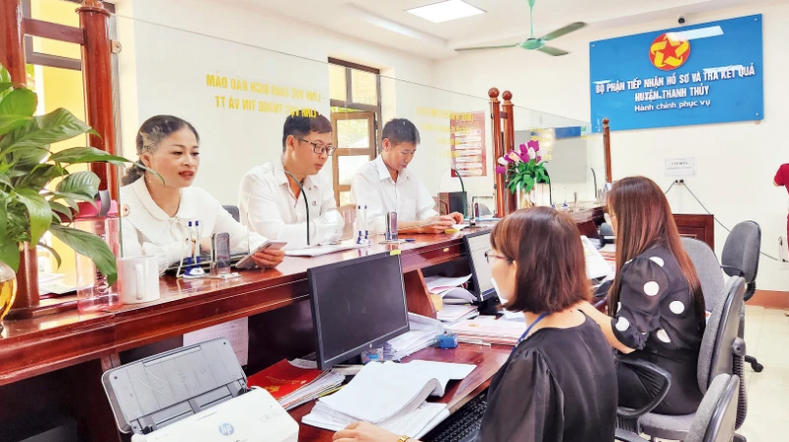 Giải quyết các thủ tục hành chính cho công dân tại bộ phận một cửa huyện Thanh Thủy.