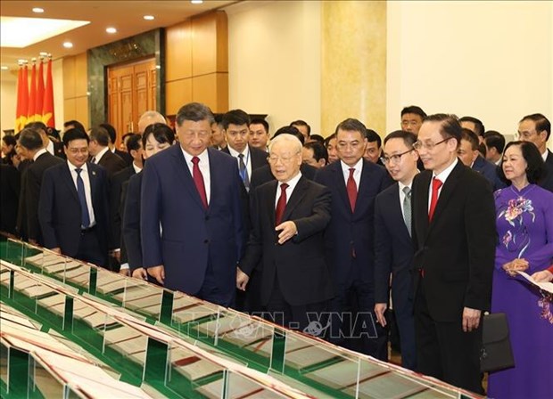 General Secretary of the Communist Party of Vietnam (CPV) Central Committee Nguyen Phu Trong and his Chinese guest look at the signed documents. (Photo: VNA)