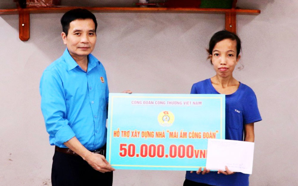 
Lãnh đạo Công đoàn ngành Công Thương tỉnh trao tiền hỗ trợ xây nhà  cho chị Vũ Thị Thúy.