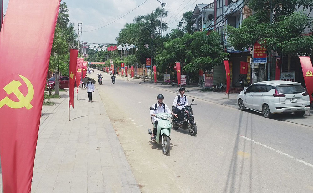 Các tuyến phố văn minh ở thị trấn Chợ Chu được trang hoàng cờ hoa rực rỡ.