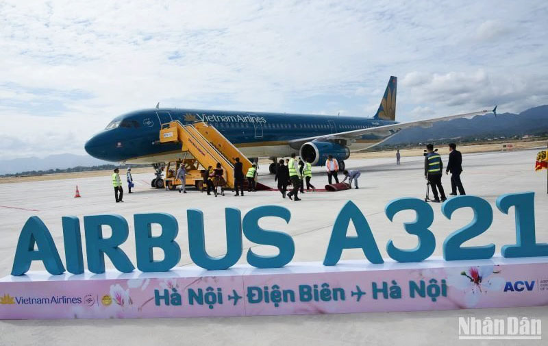 Chuyến bay mang số hiệu VN1802 của Hãng hàng không Quốc gia Việt Nam (Vietnam Airlines) đưa những hành khách đầu tiên “xông đất” sân bay Điện Biên.