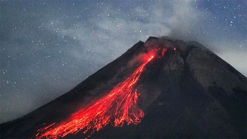 Dung nham phun trào từ núi lửa Merapi, nhìn từ làng Wonokerto, Yogyakarta, Indonesia, ngày 9/8/2023.