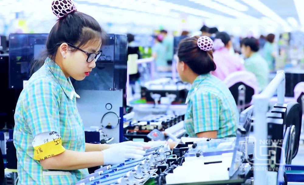 Năm 2023, giá trị xuất khẩu nhóm hàng điện thoại thông minh, máy tính bảng và sản phẩm điện tử khác ước đạt 22,6 tỷ USD, chiếm 91,2% trong tổng kim ngạch xuất khẩu trên địa bàn tỉnh. Trong ảnh: Sản xuất điện thoại xuất khẩu tại Công ty TNHH Samsung Electronics Việt Nam Thái Nguyên. Ảnh: T.L 