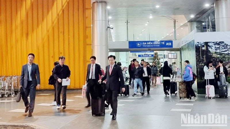 Những hành khách đầu tiên đến Đà Lạt sau hành trình bay từ sân bay Incheon.